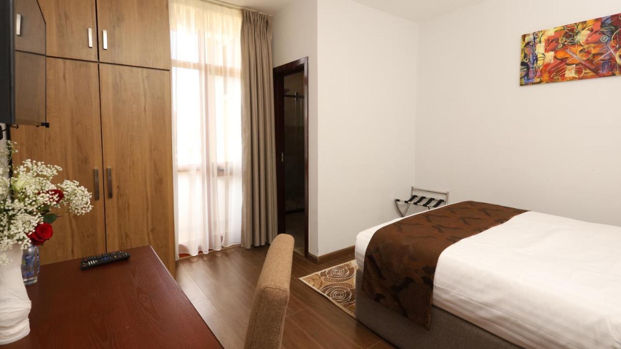 Black Horse Hotel Apartment Adís Abeba Exterior foto
